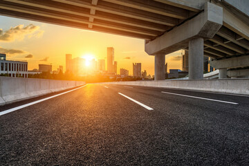 王母娘娘是玉皇大帝老婆吗/王母娘娘是玉皇大帝的什么人